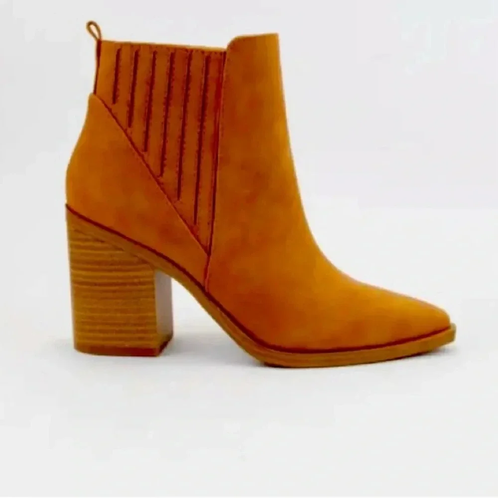 PLEATHER BOOTIES IN CAMEL size 6 1/2